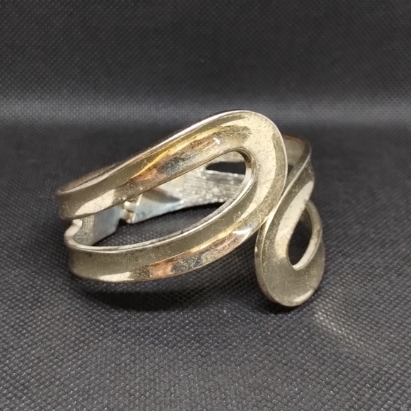 Jewelry - Metal bracelet
